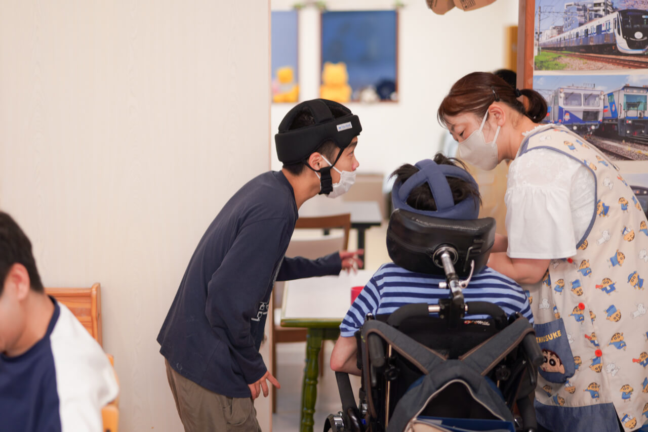 顔を見合わせる利用者様とスタッフ