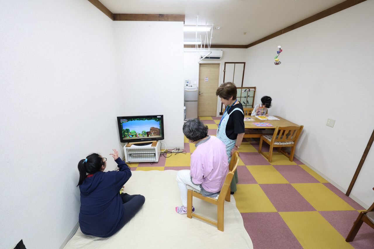 テレビを見て過ごす利用者さまたちの様子
