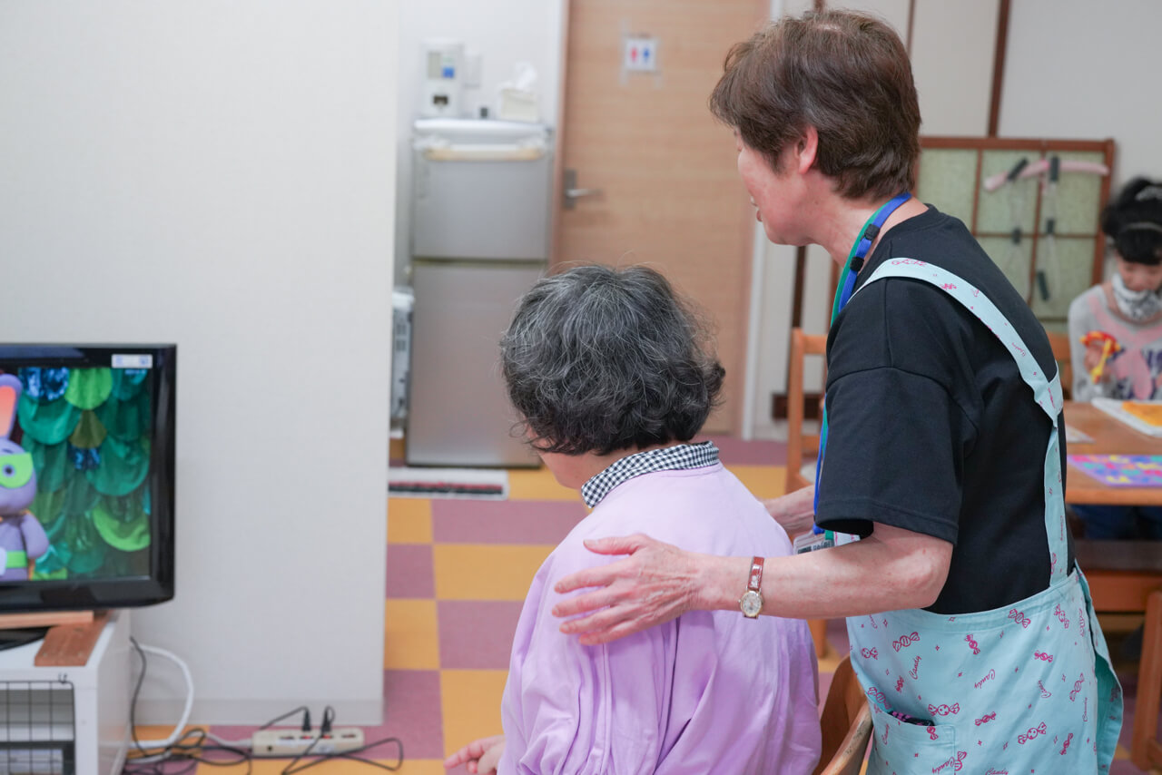 テレビを見る利用者様の様子