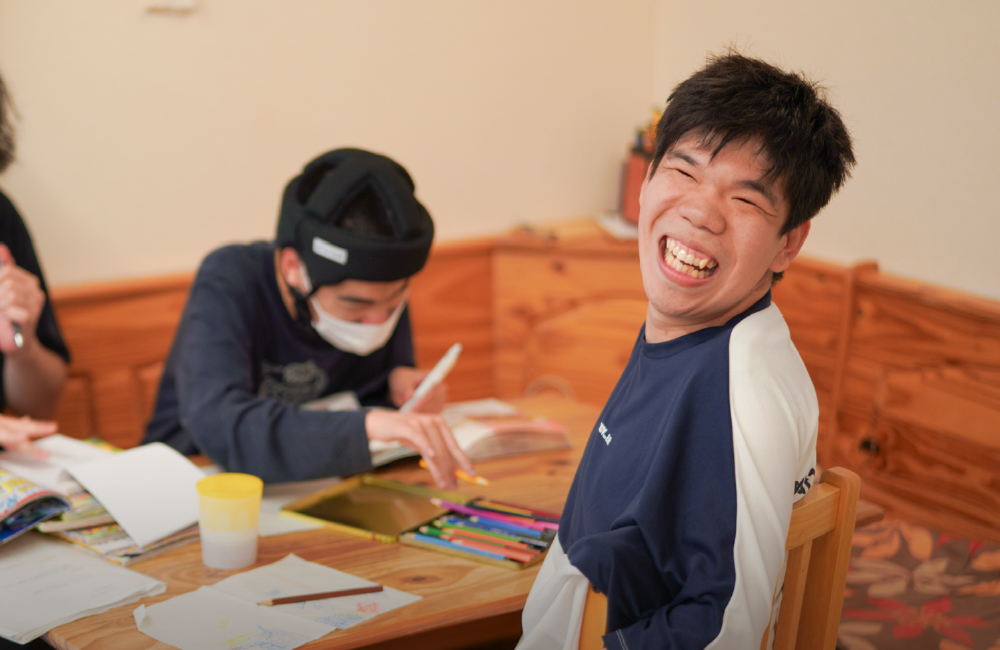 日中活動中、笑顔の利用者さん