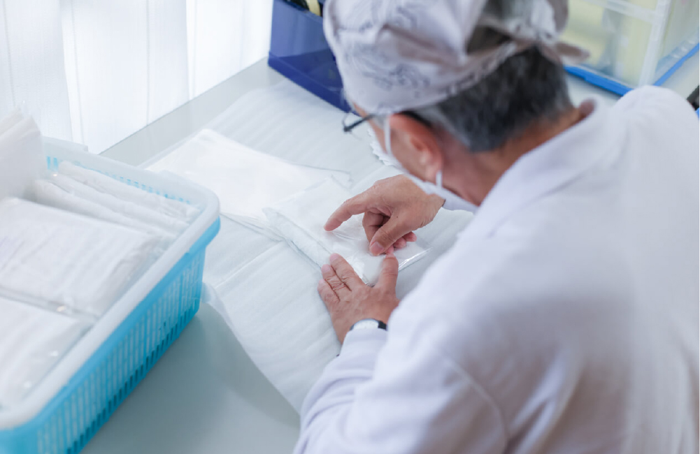 タオルの袋詰め作業をする利用者さんの様子