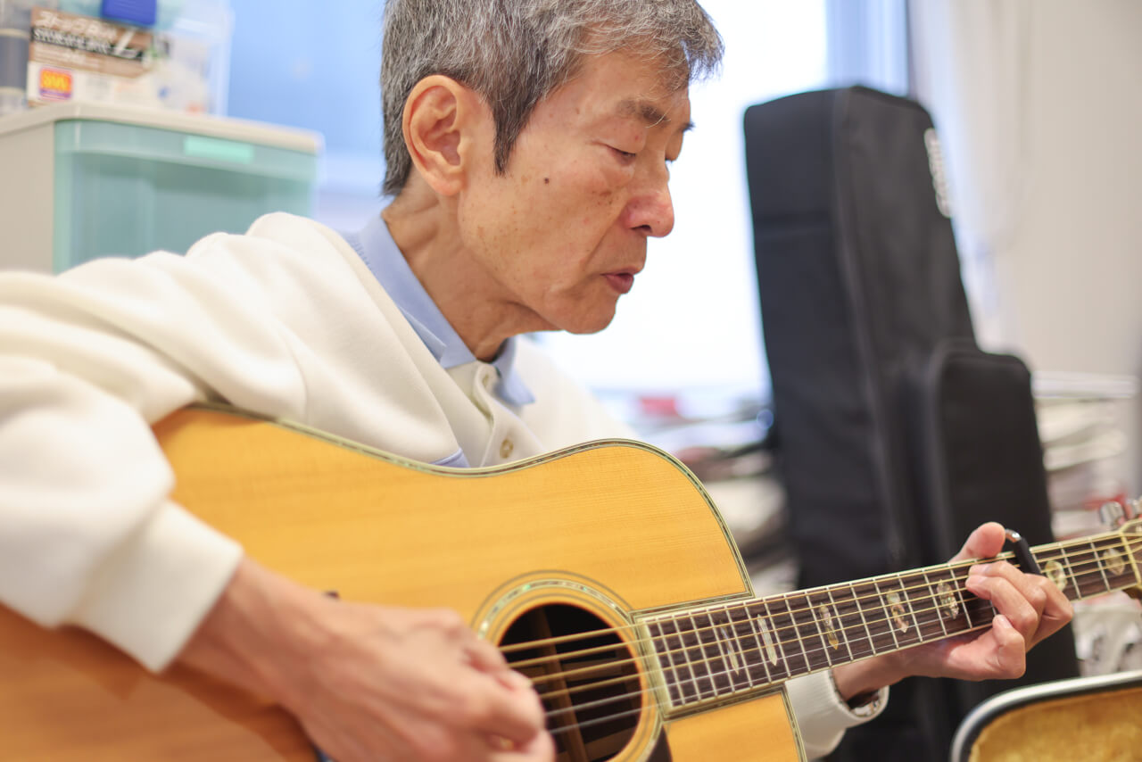ギターを弾く男性利用者様の様子