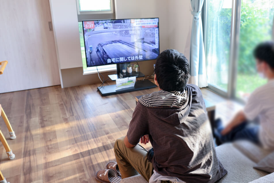 リビングでテレビゲームをする利用者さまたちの様子