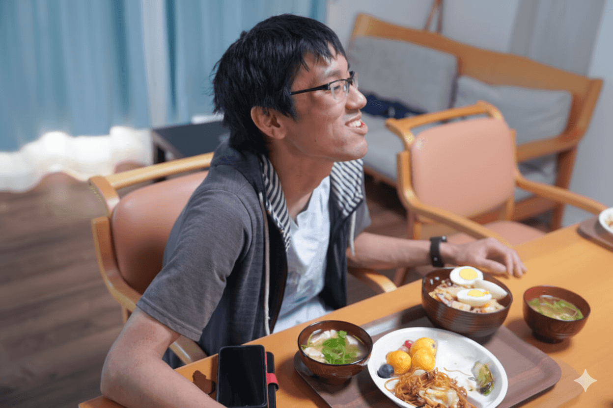 笑顔で食事をする利用者さまの様子