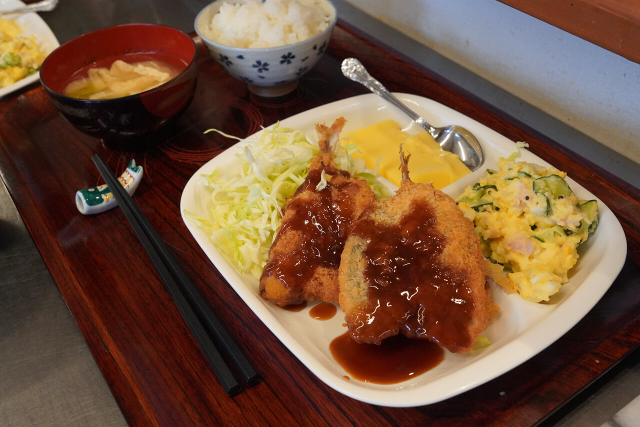 手作りの昼食：アジフライ定食