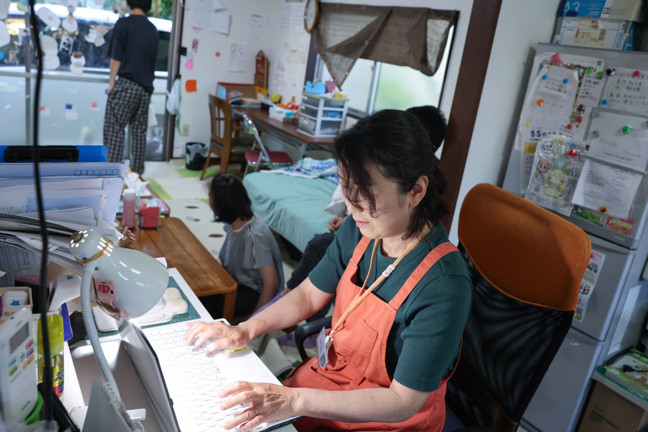 入力作業をするスタッフの様子