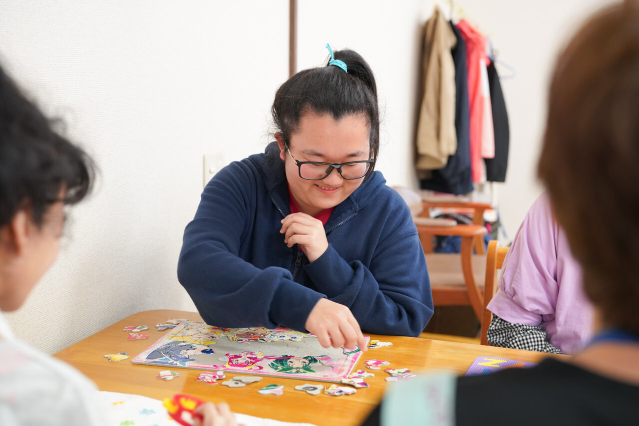 パズルをする利用者さまの様子