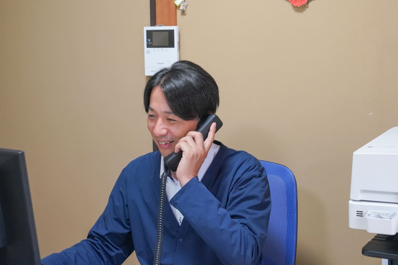 電話を受けるスタッフの様子