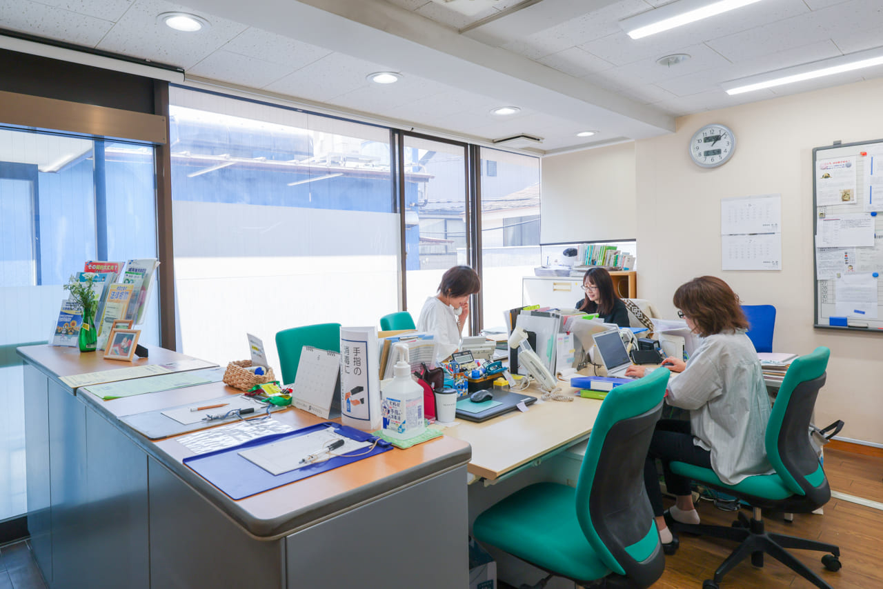 受付と、スタッフのデスクの様子。