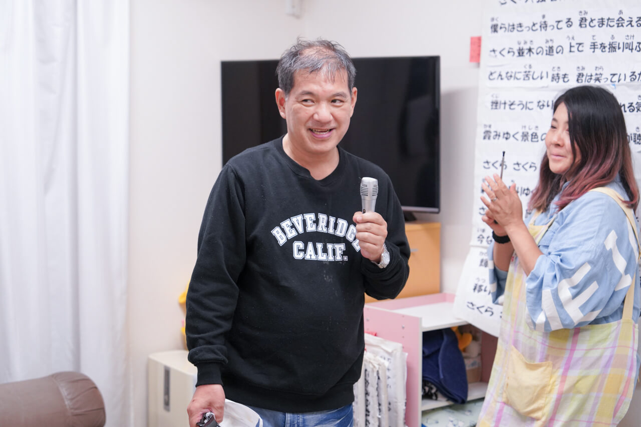 音楽セラピーでカラオケをする利用者さまの様子