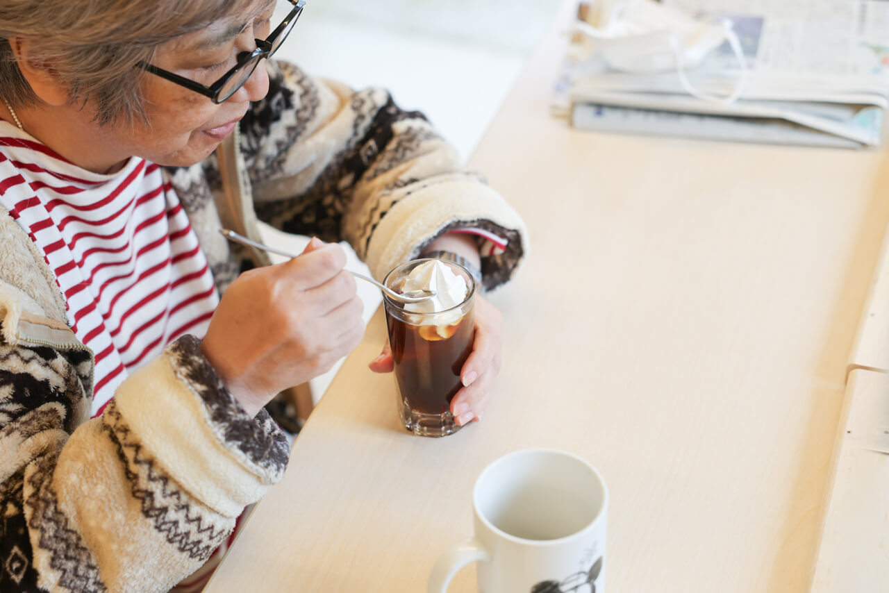 食後のデザートにコーヒーフロート食べる利用者さま
