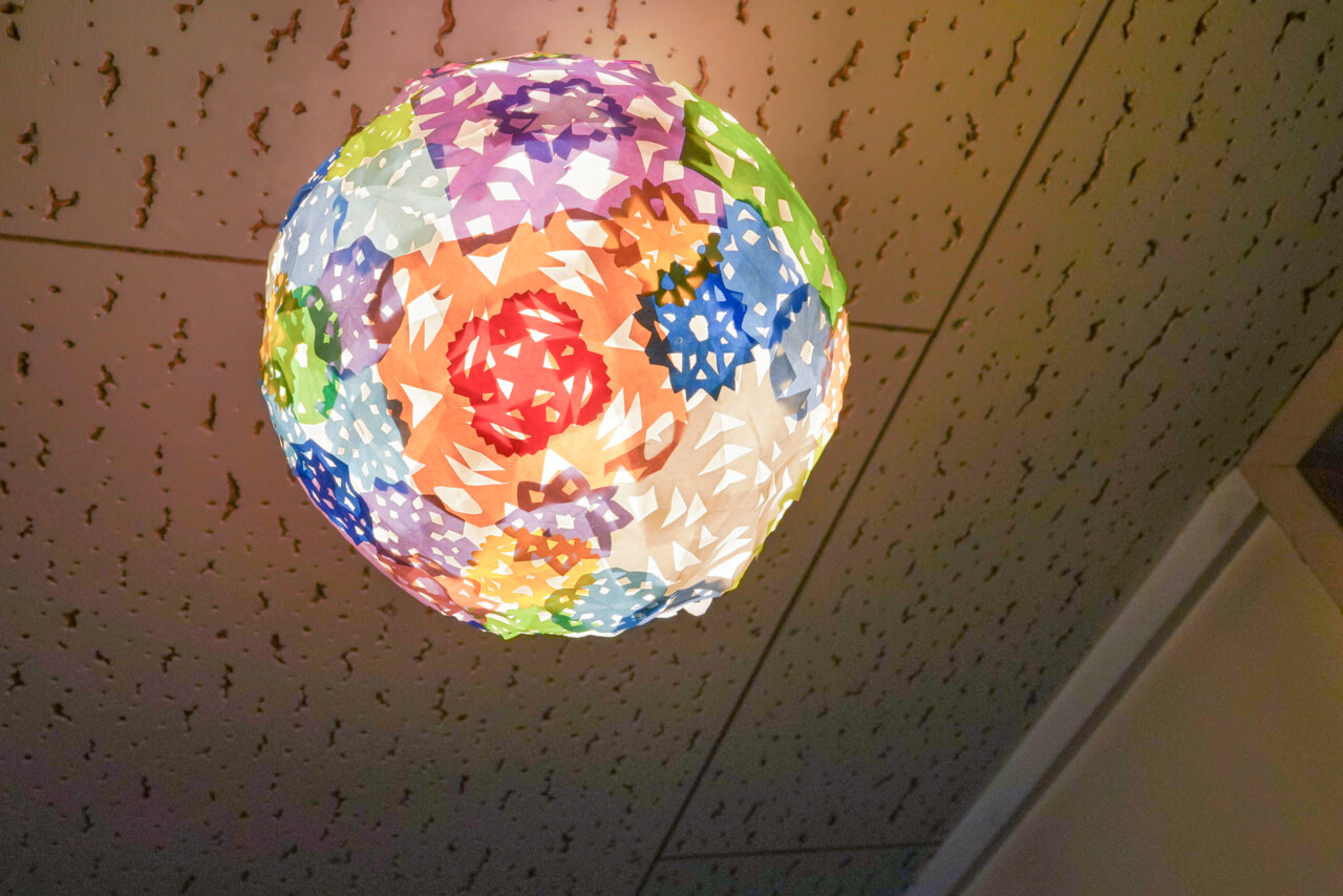色とりどりの紙で作られたランプ