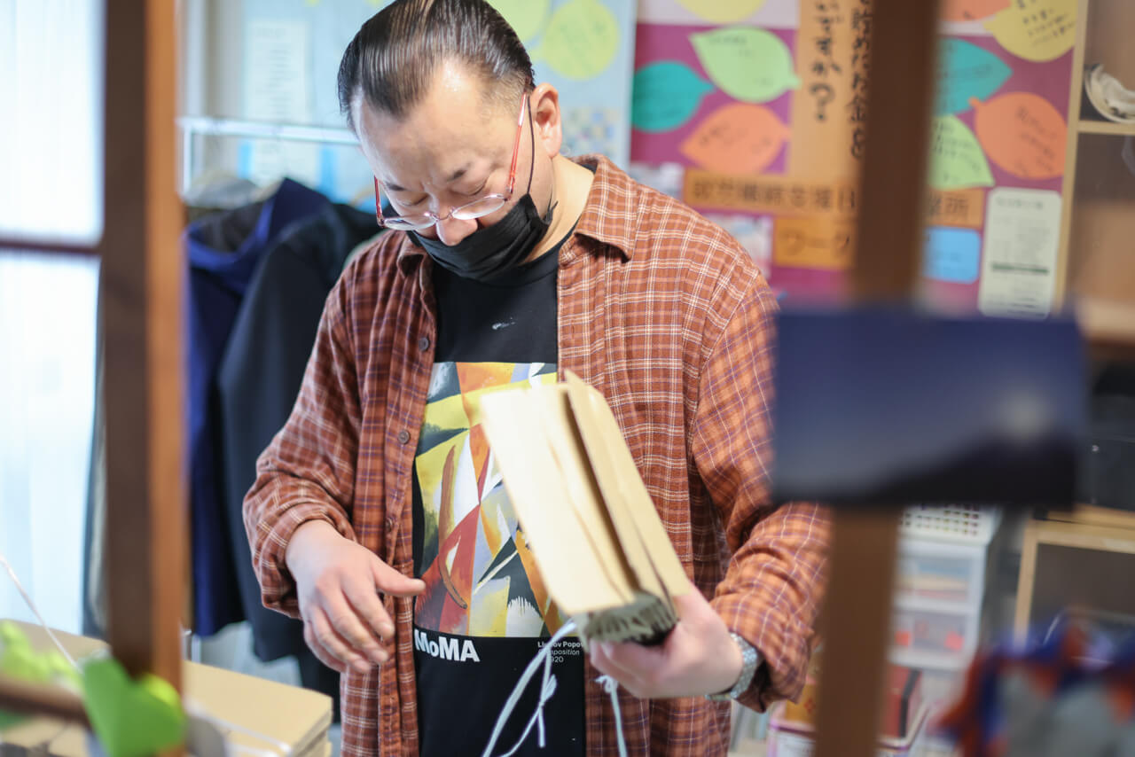 真剣に作業をする男性利用者さまの様子