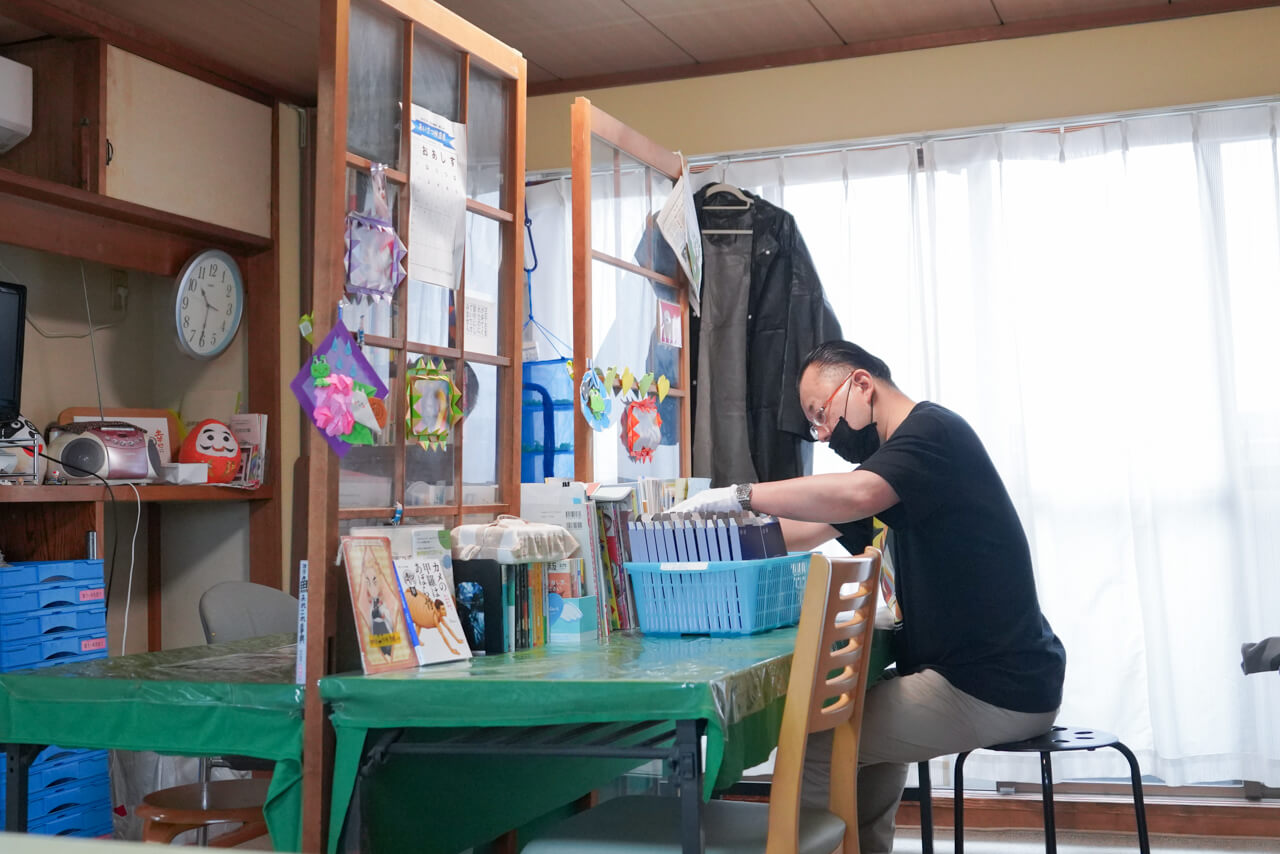 真剣に作業をする男性利用者さまの様子