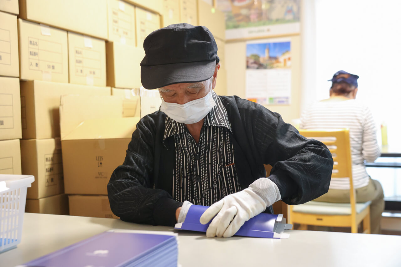箱詰め作業をする利用者さまの様子