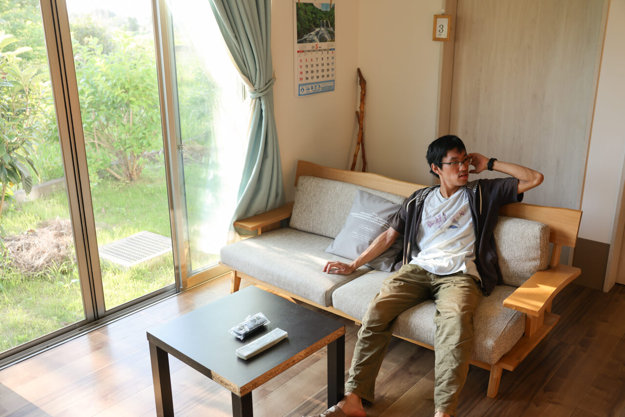 リビングのソファーでくつろぐ男性利用者さまの様子