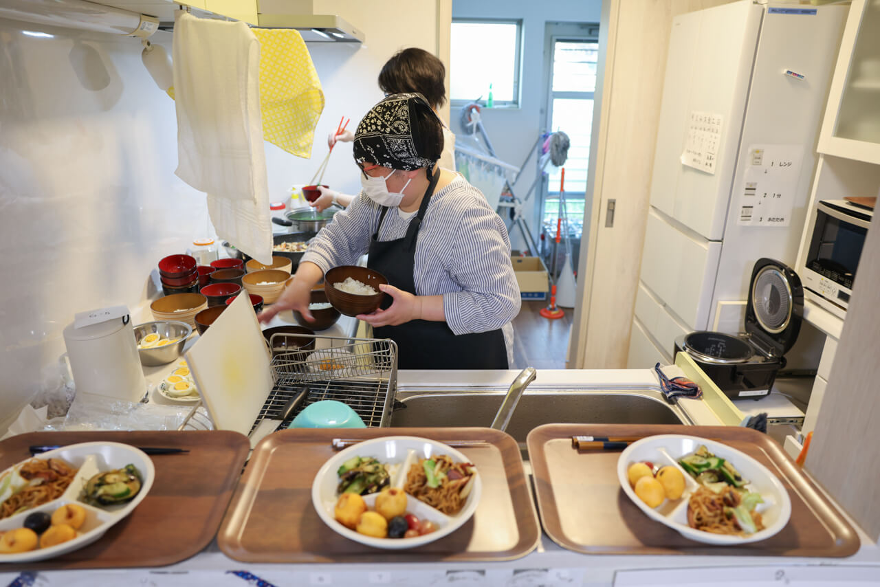 手作りのご飯を用意するスタッフの様子