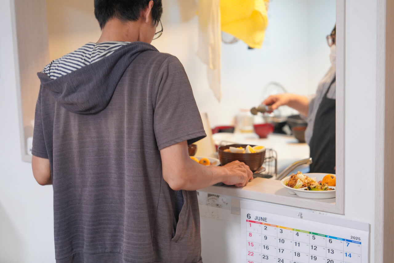 ご飯を配膳する利用者さまの様子
