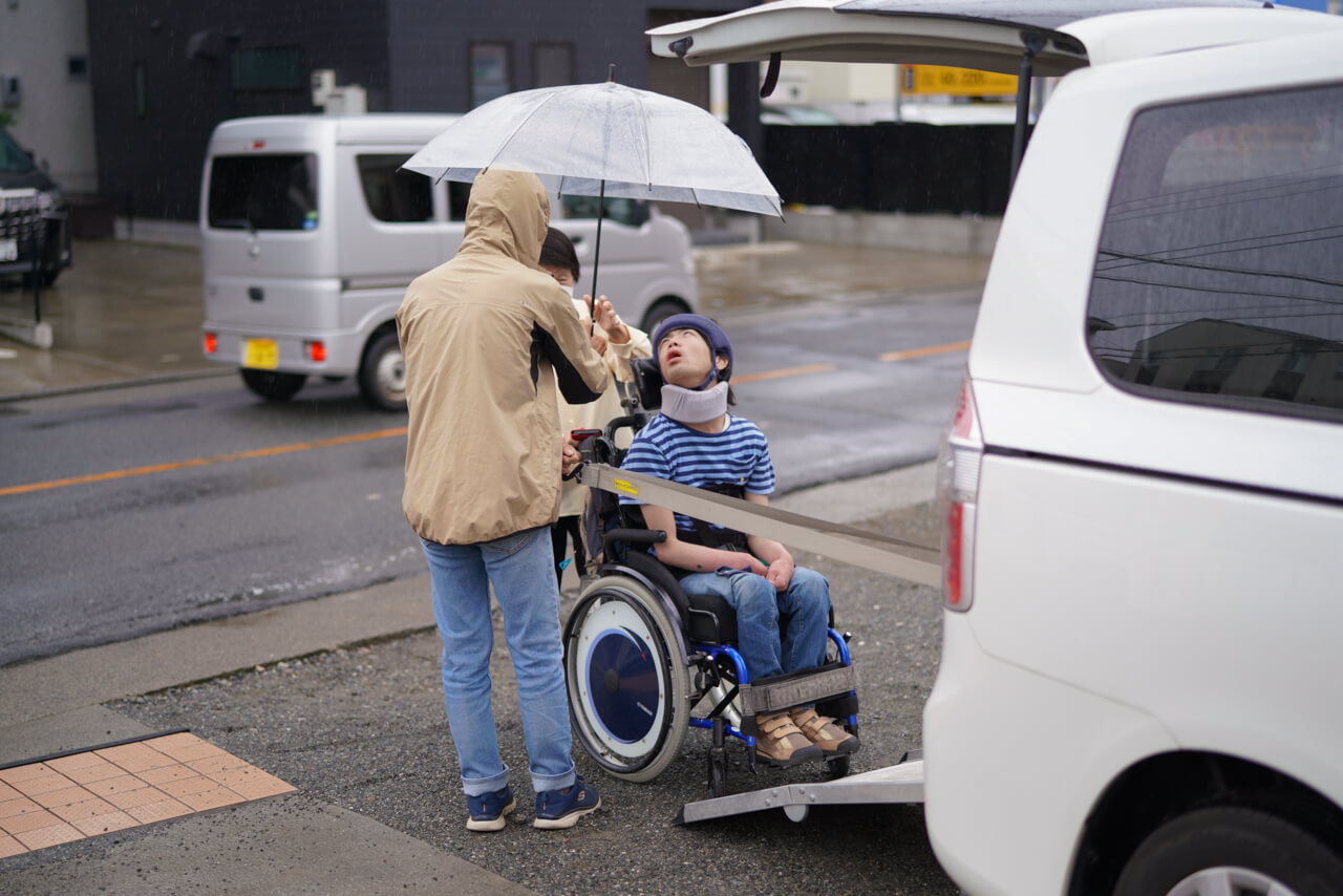 車椅子の利用者様が帰宅時に車に乗る様子