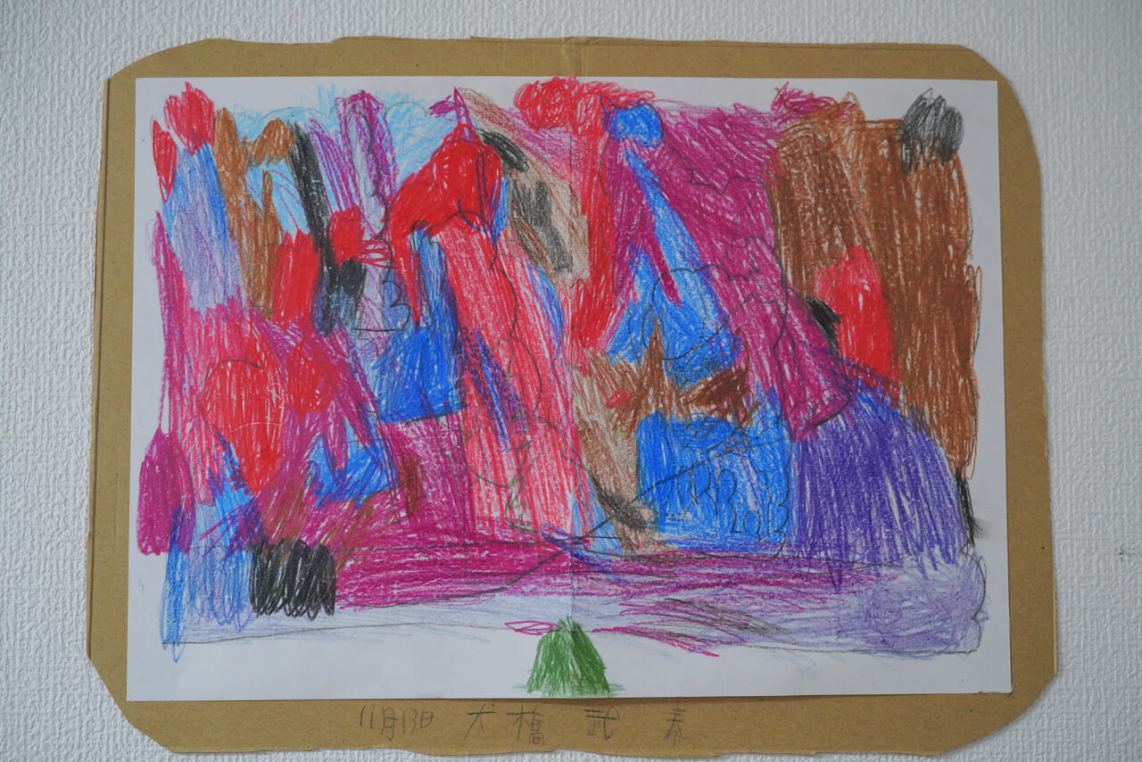 利用者様が書いたカラフルな絵