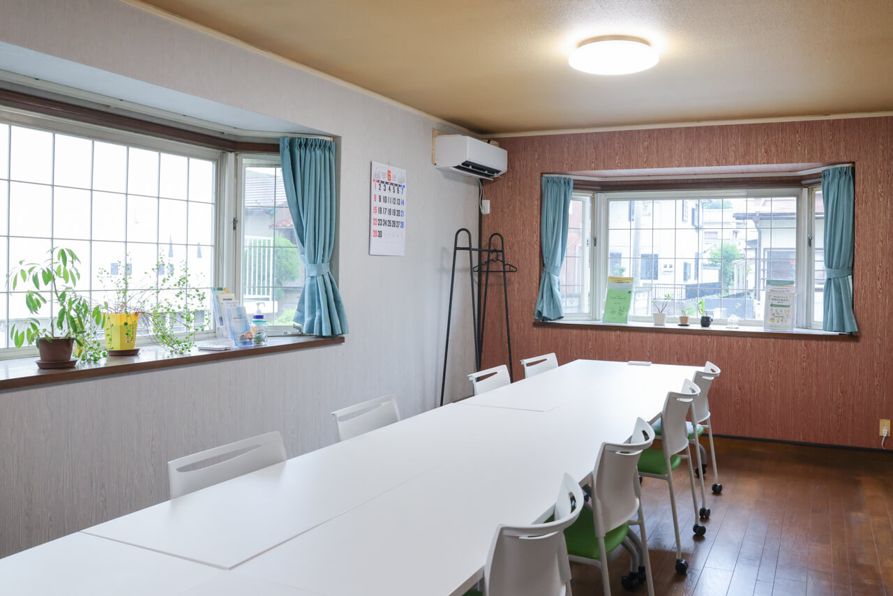 ナル内の会議室の内観